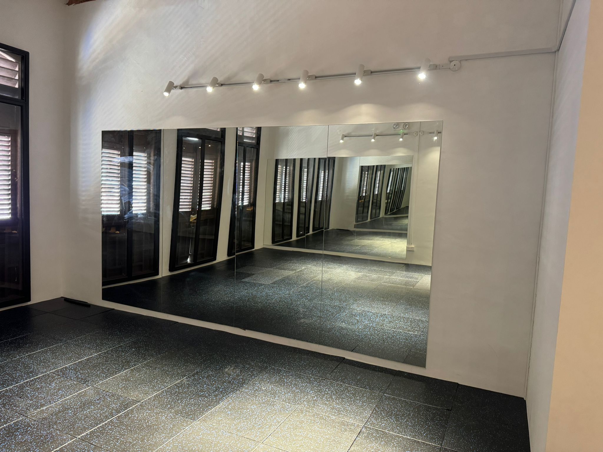 Gym Mirrors in Singapore: Elevate Your Workout Space with Professional-Grade Installation